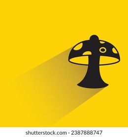 Pilz mit Schatten auf gelbem Hintergrund
