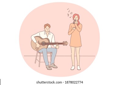 Banda musical, guitarra, concepto de cantante. Personajes de caricatura de una pareja joven que tocan guitarra y cantan juntos durante la actuación en el escenario. Festival de música, espectáculo, cantantes, melodía, canción