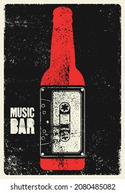 Diseño de afiches de estilo tipográfico grunge Music Bar con botella de cerveza y cassette de audio. Ilustración vectorial retro.