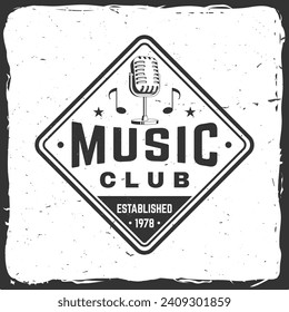 Logo del club de música, insignia, etiqueta. Afiche retro, pancarta con micrófono, diseño de tipografía vintage para camiseta, emblema, logo, diseño de insignia. Ilustración vectorial. Equipos para escuchar y grabar sonido