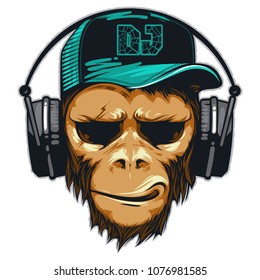 Fanático de la música hipster mono en auriculares. Chimpancé DJ