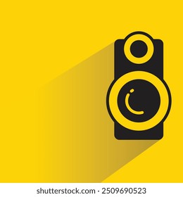 Icono de altavoz de música con sombra sobre fondo amarillo