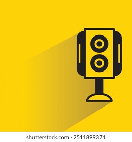 Icono de altavoz de música con sombra sobre fondo amarillo