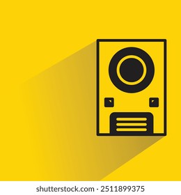 Icono de altavoz de música con sombra sobre fondo amarillo