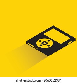 dispositivo reproductor de música con sombra sobre fondo amarillo