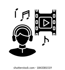 Icono de glifo negro supervisor de música. Productor para producción de audio. Escucha la canción. Compositor para banda sonora de películas. Sonido en auriculares. Símbolo de silueta en el espacio blanco. Ilustración aislada del vector