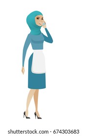 Limpiador musulmán con uniforme hablando por teléfono móvil. Más limpio hablando por teléfono móvil. Joven limpiadora hablando en un teléfono móvil. Ilustración de diseño plana vectorial aislada en fondo blanco.