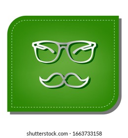 Signo de Mustache y Gafas. Icono de línea de gradiente plateado con sombra verde oscuro en hoja verde con parches ecológicos. Ilustración.