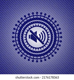 icono silenciar dentro del emblema con textura de denim. 