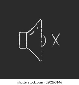 Silenciar la mano del altavoz dibujada con tiza sobre un icono blanco vectorial de pizarra aislado en un fondo negro.