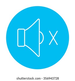 Icono de silenciar la línea del altavoz para web, móvil e infografía. Icono de blanco vector en el círculo azul claro aislado en fondo blanco.