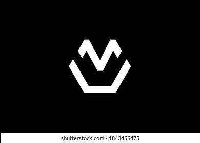 MV-Brief-Logo-Design auf luxuriösem Hintergrund. VM monogram initialisiert Buchstaben Logo Konzept. MV-Icon-Design. VM elegantes und professionelles Buchstabensymbol-Design auf schwarzem Hintergrund. M V VM MV