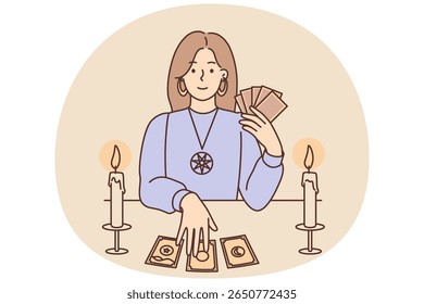 Mulher misteriosa com cartas de Tarot em forma de bruxa cigana senta-se à mesa e prevê que o futuro será cartomante ou clarividente. Menina vidente com cartas de tarô conduz sessão esotérica