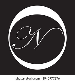 N Diseño del logotipo de la carta blanca moderna creativa. Logotipo de letra blanca N manuscrita con un diseño minimalista.  