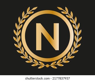 N Gold Letter Design-Vektorgrafik mit goldenen Luxus-Farben und Monogram-Design