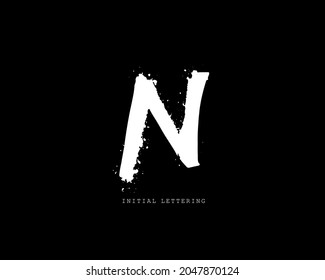 N Escritura manual inicial de pincel o logotipo manuscrito para la identidad. Logo con firma y estilo dibujado a mano.
