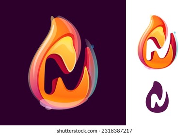 Logo de una carta en llamas. Espacio negativo icono realista 3D. Vibrante inicial en el estilo de acuarela superpuesto. Fuente de acuarela vectorial para etiquetas de peligro, afiches de advertencia multicolor, identidad deportiva.