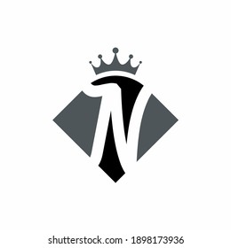 N letra espacio negativo con plantilla de logotipo de corona para marca comercial