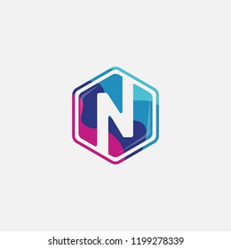 N letra logotipo de polígono . N diseño plano con un concepto colorido