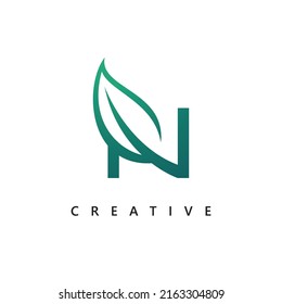 N Diseño y plantilla de logotipo de naturaleza. Letras en vector basadas en las iniciales de icono de N creativo.