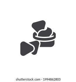 Nachos con un icono vectorial de sumergimiento de queso. signo plano relleno para concepto móvil y diseño web. Icono de glifo de nachos para chips de maíz. Símbolo, ilustración del logotipo. Gráficos vectoriales