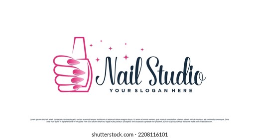 Diseño del logotipo del estudio de pollitos de uñas para el salón de belleza con el icono de la mano y la botella de la mujer Vector Premium