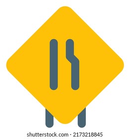 Estrecha carretera que conecta con un punto de intersección de una carretera nacional