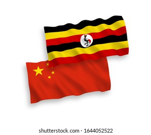 Banderas de olas de tela vectorial nacional de Uganda y China aisladas en fondo blanco de 1 a 2 proporciones.