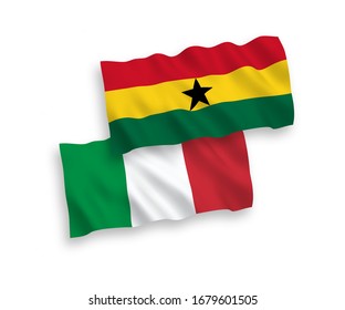 Banderas de olas de tela vectorial nacional de Italia y Ghana aisladas en fondo blanco. 1 a 2 proporciones.