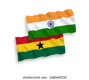 Banderas de la ola de tela vectorial nacional de India y Ghana aisladas en fondo blanco. 1 a 2 proporciones.