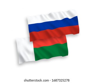 Nationale Vektorillustration-Wellen-Flaggen von Madagaskar und Russland einzeln auf weißem Hintergrund. 1 bis 2 %.