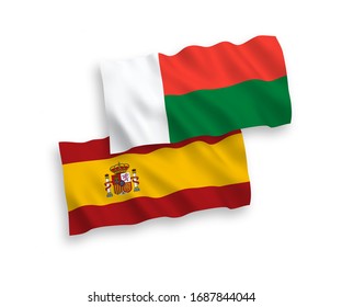 Banderas de olas de tela vectorial nacional de Madagascar y España aisladas en fondo blanco. 1 a 2 proporciones.
