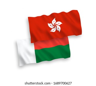 Banderas de olas de tela vectorial nacional de Madagascar y Hong Kong aisladas en fondo blanco. 1 a 2 proporciones.