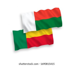 Banderas nacionales de tela vectorial de Madagascar y Benín aisladas en fondo blanco. 1 a 2 proporciones.