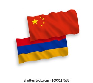 Banderas de olas de tela vectorial nacional de Armenia y China aisladas en fondo blanco de 1 a 2 proporción.