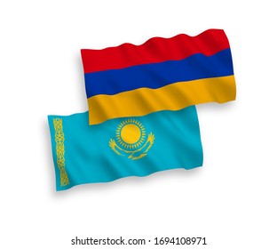 Banderas de tejido vectorial nacional de Kazajistán y Armenia aisladas en fondo blanco. 1 a 2 proporciones.