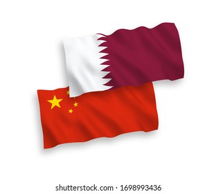 Banderas de onda de tela vectorial nacional de Qatar y China aisladas en fondo blanco de 1 a 2 proporción.