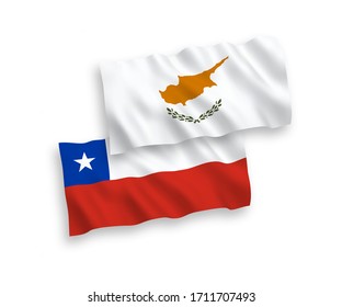 Länderspezifische Vektorillustration-Wellen-Flaggen von Zypern und Chile einzeln auf weißem Hintergrund. 1 bis 2 %.