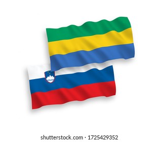 Banderas de olas de tela vectorial nacional de Eslovenia y Gabón aisladas en fondo blanco. de 1 a 2.