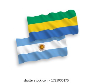 Banderas de ondulación de tela vectorial nacional de Gabón y Argentina aisladas en fondo blanco. de 1 a 2.