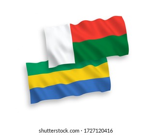 Banderas de ondulación de tela vectorial nacional de Gabón y Madagascar aisladas en fondo blanco. de 1 a 2.