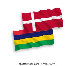 Banderas de ondulación de tela vectorial nacional de Dinamarca y Mauricio aisladas en fondo blanco. de 1 a 2.