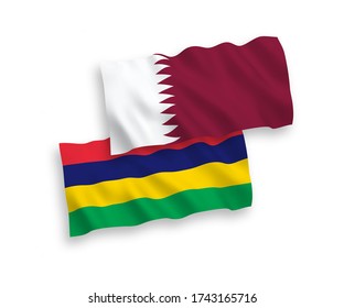 Nationale Vektor-Wellen-Fahnen von Mauritius und Katar isoliert auf weißem Hintergrund. 1 bis 2 Anteil.