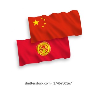 Banderas de olas de tela vectorial nacional de Kirguistán y China aisladas en fondo blanco de 1 a 2 proporción.