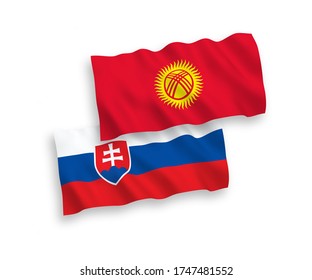 Banderas de olas de tela vectorial nacional de Eslovaquia y Kirguistán aisladas en fondo blanco. de 1 a 2.