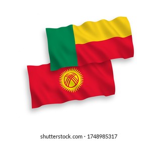 Banderas de olas de tela vectorial nacional de Kirguistán y Benín aisladas en fondo blanco. de 1 a 2.