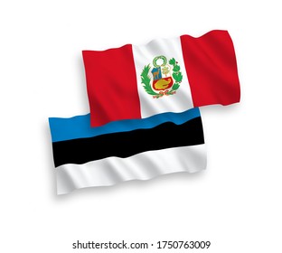 Banderas de ondulación de tela vectorial nacional de Estonia y Perú aisladas en fondo blanco. de 1 a 2.