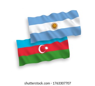 Banderas de la ola de tela vectorial nacional de Azerbaiyán y Argentina aisladas en fondo blanco. de 1 a 2.