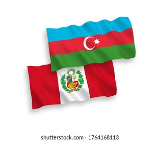 Nationale Vektor-Wellen-Flaggen von Aserbaidschan und Peru einzeln auf weißem Hintergrund. 1 bis 2 %.