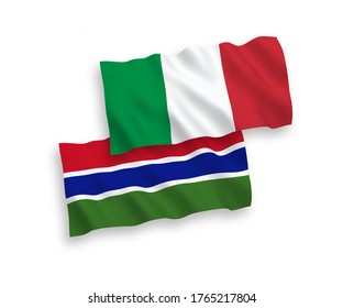 Banderas de olas de tela vectorial nacional de Italia y la República de Gambia aisladas en fondo blanco. de 1 a 2.